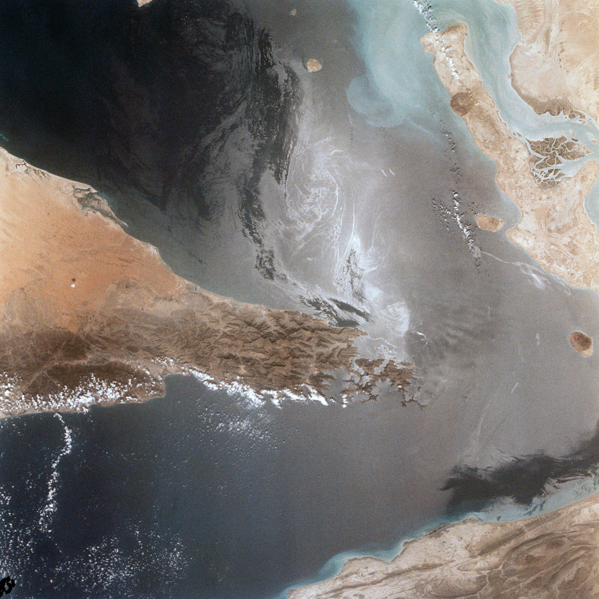 Map of the Strait of Hormuz between Iran, Oman and the United Arab Emirates