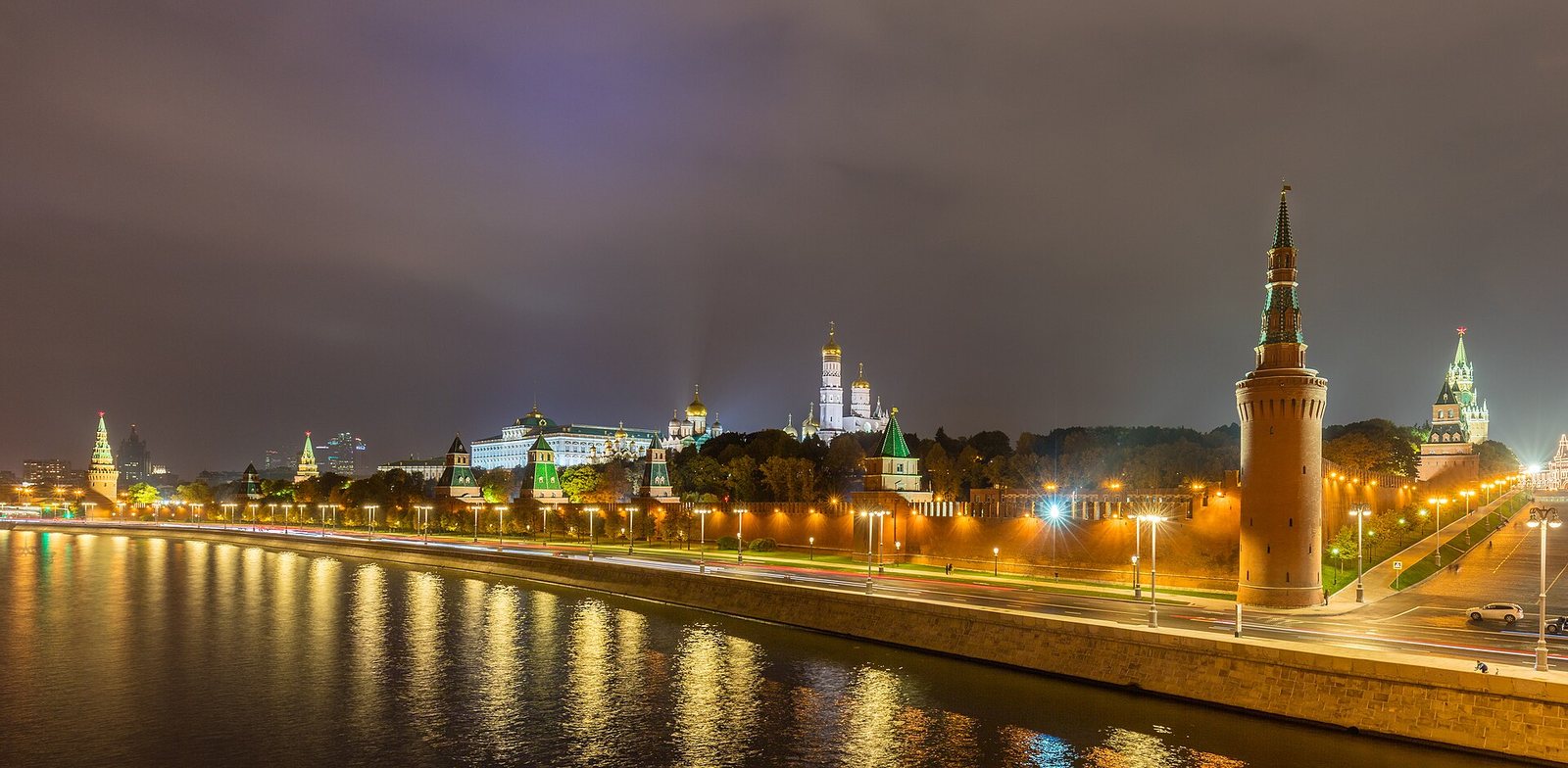 The Moscow Kremlin at night, seen across the Moskva River — illustrative, not a photo of the G20 invitation or its participants
