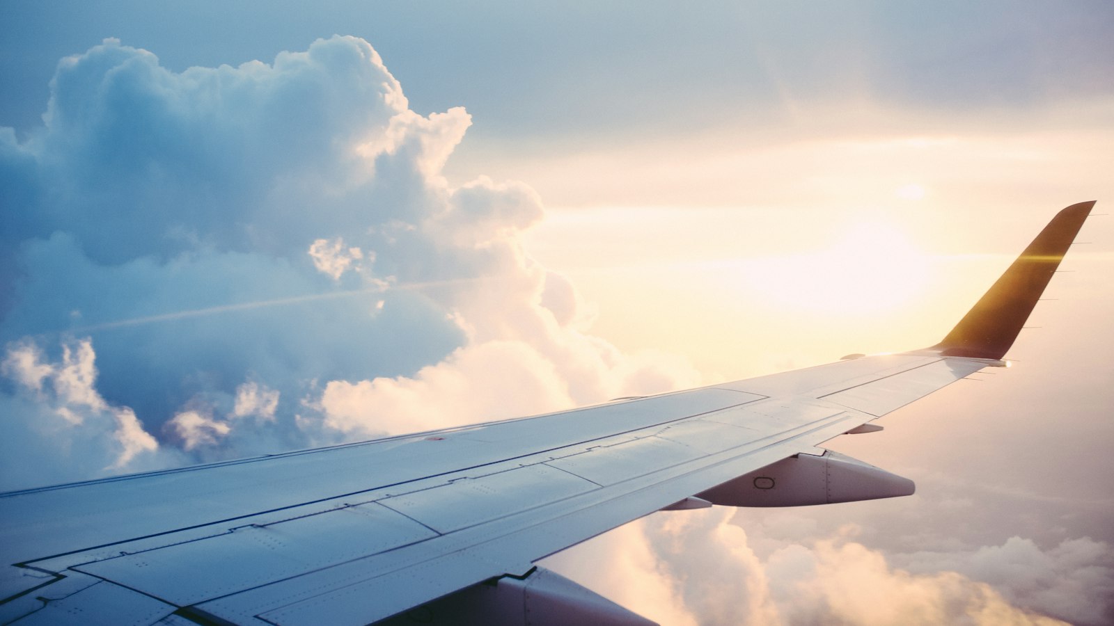 Illustrative commercial airliner in flight — aviation sanctions theme